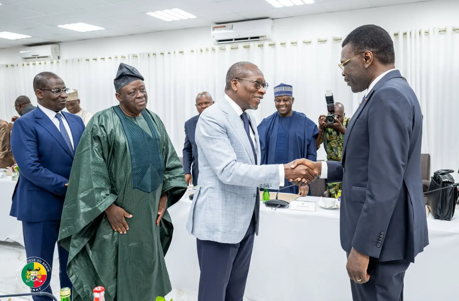 Joseph Djogbénou et les membres du bureau du Sénat