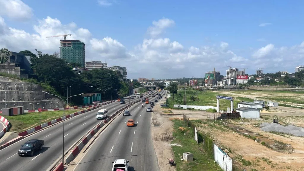 Une vue du boulevard De-Gaulle à Abidjan, depuis le pont Alassane-Ouattara