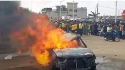 un véhicule en feu