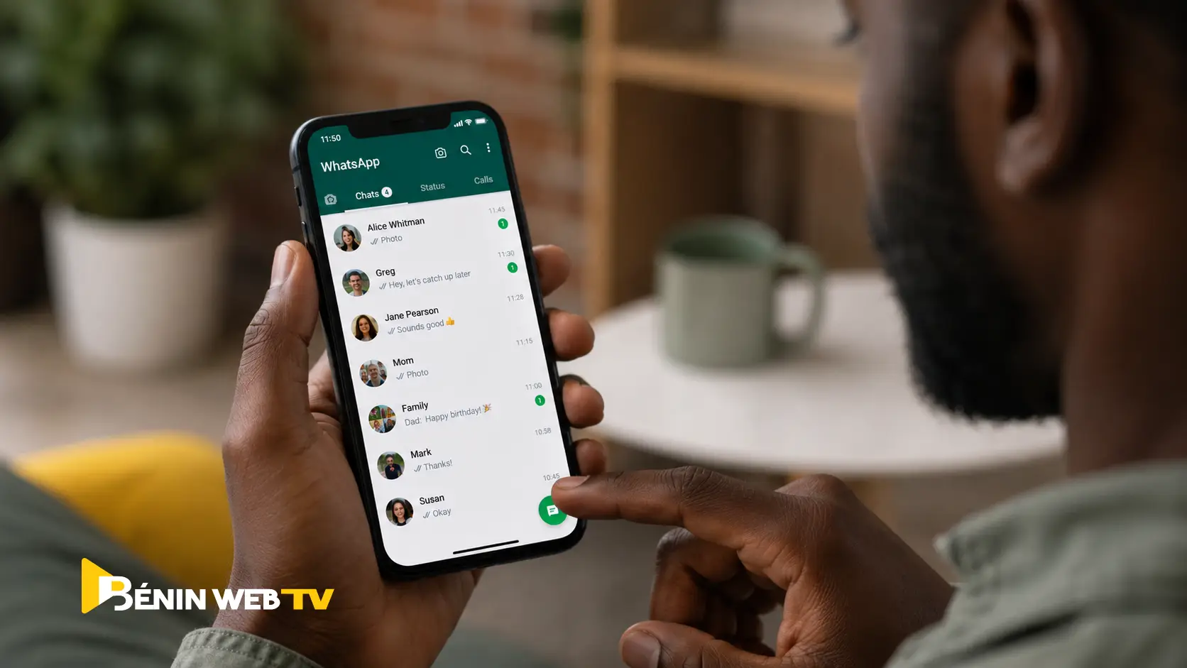 Homme utilisant l'application WhatsApp sur son téléphone