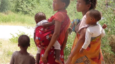 Mère africaine portant son bébé, illustration de la santé mentale périnatale