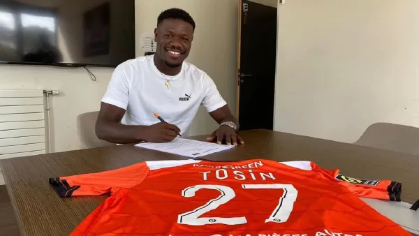 Tosin Aiyegun, joueur de football, exprime son rêve de jouer en Ligue 1 avec Lorient.