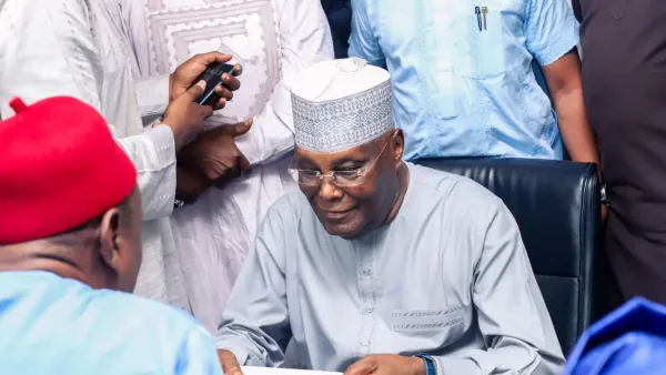 L’ancien vice-président Atiku Abubakar a déposé sa candidature à la présidence au secrétariat du Congrès démocratique africain à Abuja.