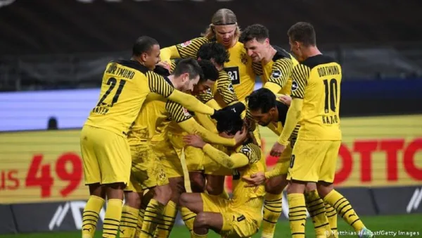 des joueurs du Borussia Dortmund célèbrent leur réalisation