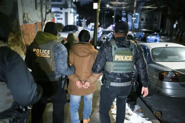 Expulsion de migrants – un accord de 40 millions de dollars entre les États-Unis et l’Afrique tourne au scandale