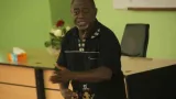 un homme debout avec un micro en mains