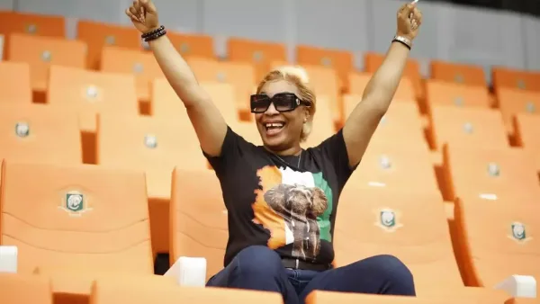 Josey, artiste chanteuse ivoirienne sur scène Ã  l'ouverture de la CAN