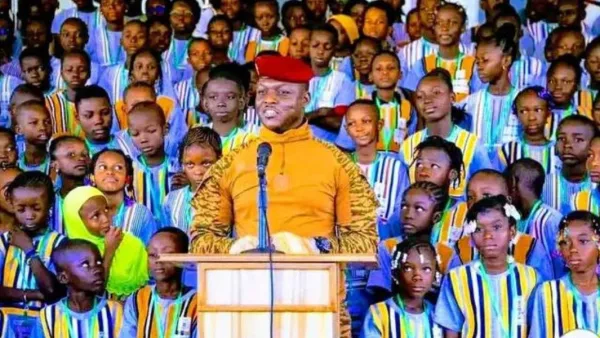 Le Burkina Faso adopte des tissus traditionnels pour les uniformes scolaires