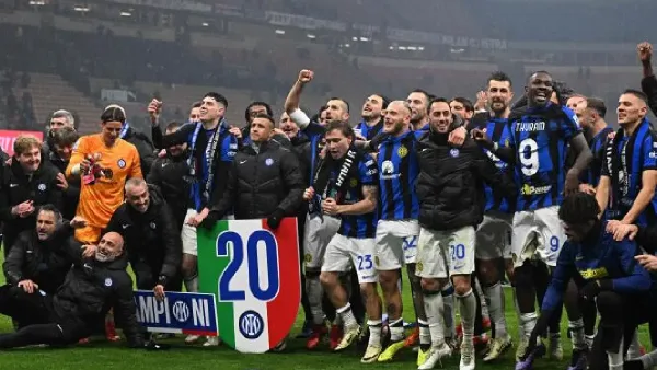 Les joueurs de l'Inter Milan célèbrent leur 20e titre de champion d'Italie