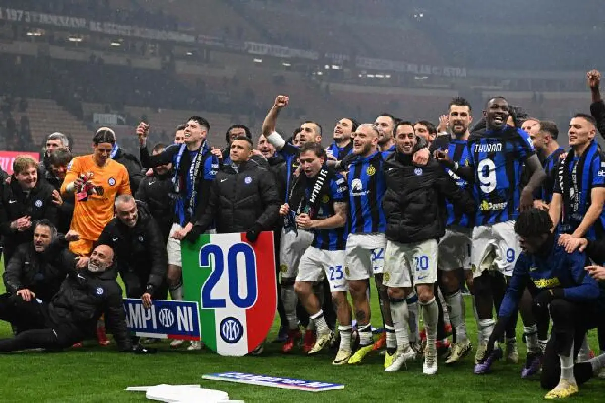 Les joueurs de l'Inter Milan célèbrent leur 20e titre de champion d'Italie