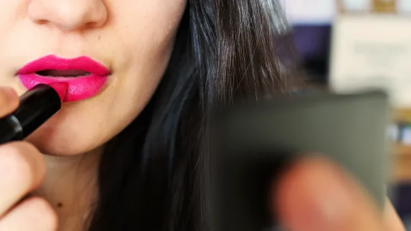 Rouge à lèvres rose utilisé pour une tendance maquillage frosted lips