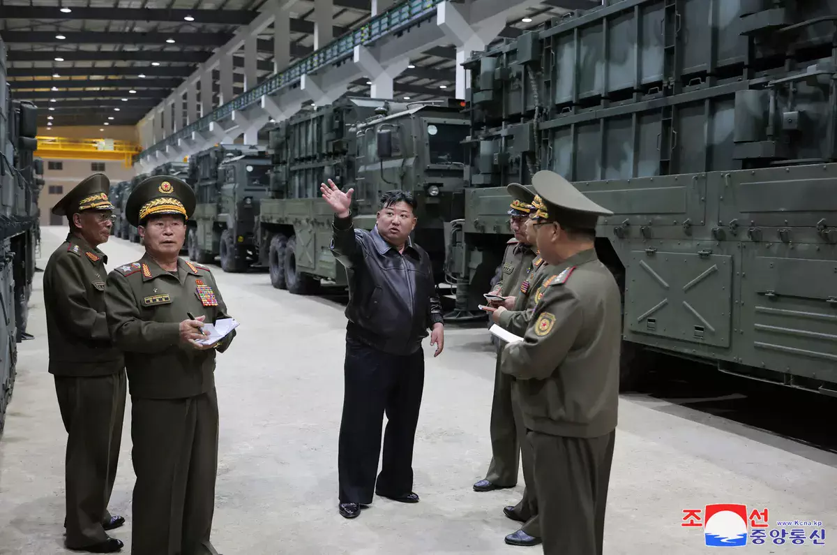 Missile nucléaire lancé par la Corée du Nord, symbole de ses capacités militaires croissantes.
