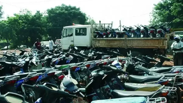 Motos arrêtées par la police lors d'une opération de contrôle à Dantokpa.