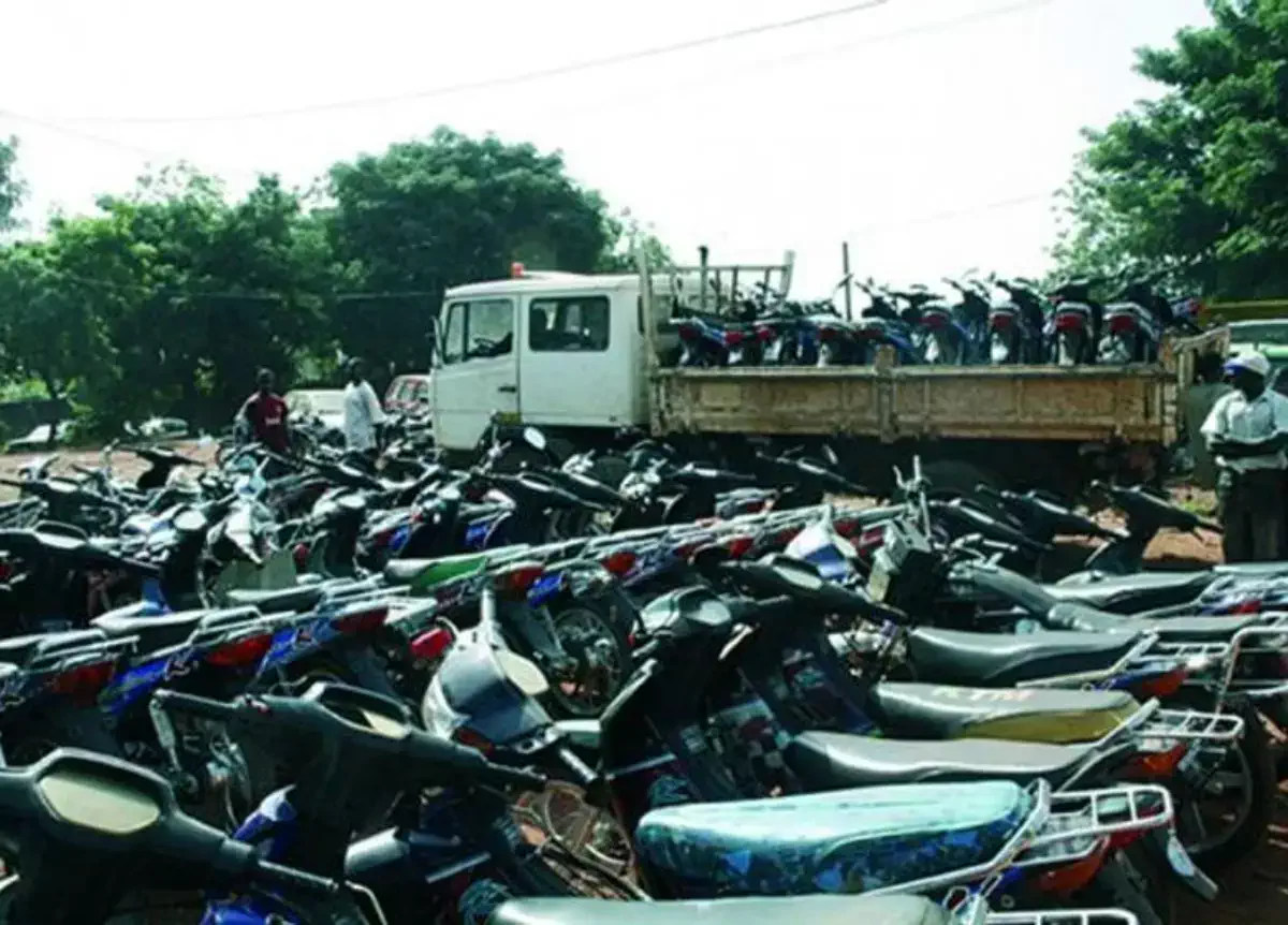 Motos arrêtées par la police lors d'une opération de contrôle à Dantokpa.