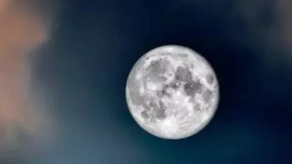 Une Pleine Lune dans un ciel sombre