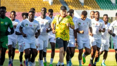 Le sélectionneur du Bénin, Gernot Rohr, et les Guépards lors d'une séance d'entrainement