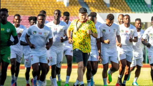 Le sélectionneur du Bénin, Gernot Rohr, et les Guépards lors d'une séance d'entrainement