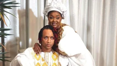 Safarel Obiang lors de son mariage, souriant entouré de ses proches en Côte d'Ivoire.