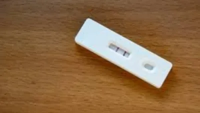 Test de grossesse sous forme de cassette avec résultats visibles.