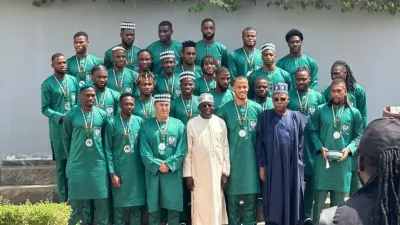 Tinubu offre une villa et des terrains aux Super Eagles après leur performance à la CAN 2023.