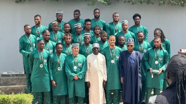 Tinubu offre une villa et des terrains aux Super Eagles après leur performance à la CAN 2023.