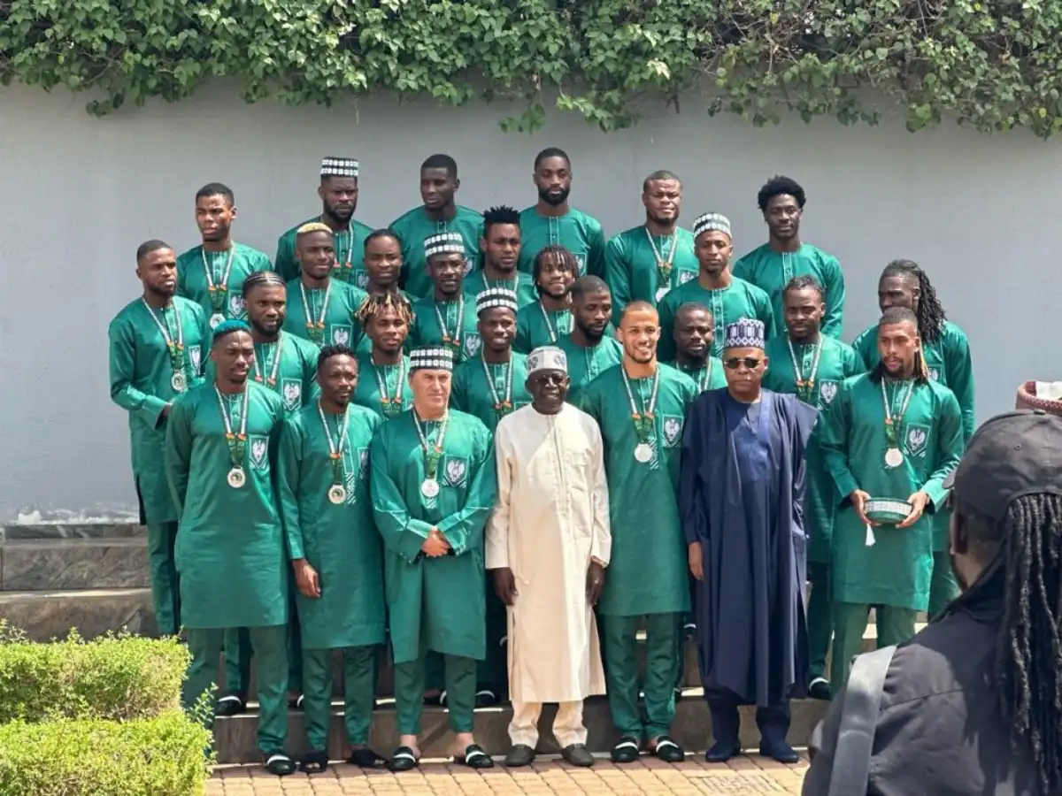 Tinubu offre une villa et des terrains aux Super Eagles après leur performance à la CAN 2023.