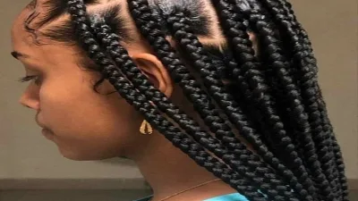 une femme avec de jolies tresses longues