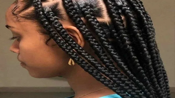 une femme avec de jolies tresses longues