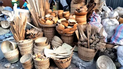 Ustensiles en bois (Paniers éventails Palettes) traditionnels exposés au marché Dantokpa au Bénin