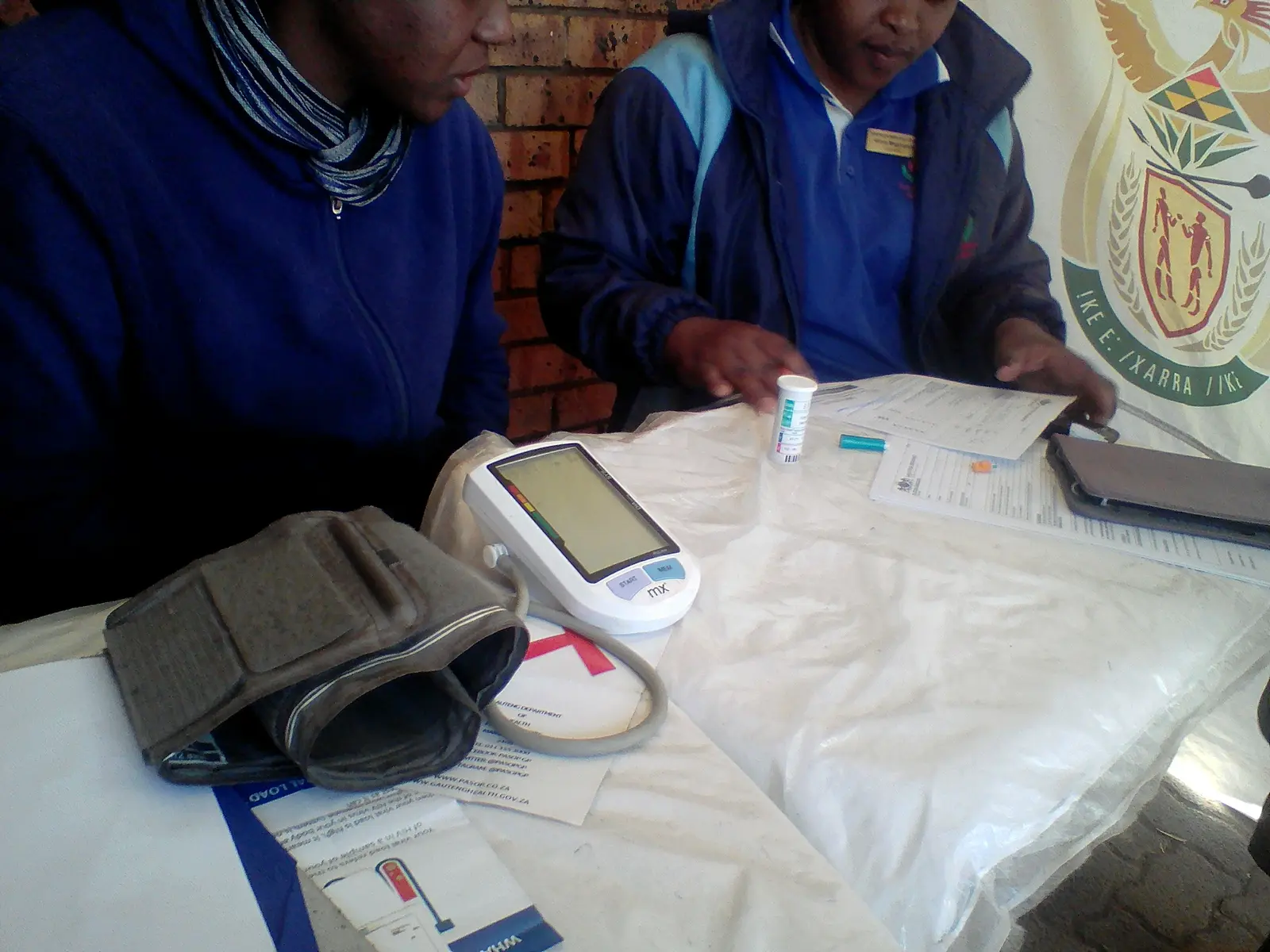 Agents de santé au travail lors de tests en Afrique du Sud