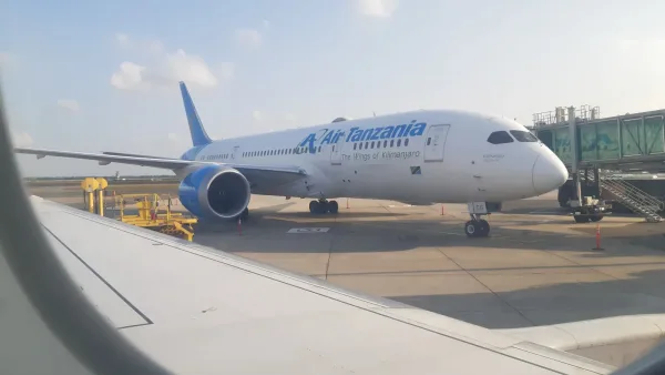 Un Boeing 787-8 d’Air Tanzania à l’aéroport international Julius Nyerere