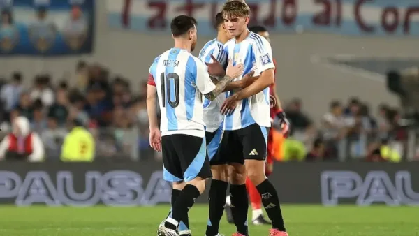 Lionel Messi et Nico Paz célèbrent leur victoire face Ã  la Bolivie