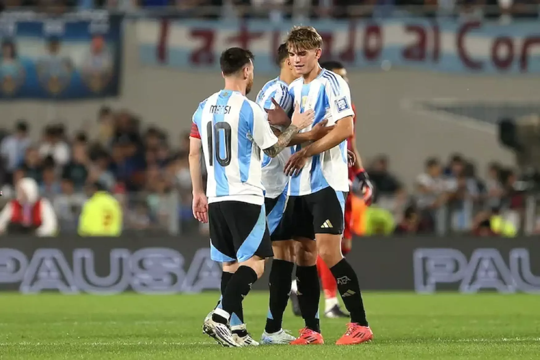 Lionel Messi et Nico Paz célèbrent leur victoire face Ã  la Bolivie