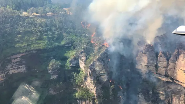 Vue aérienne d’un feu de brousse dans les Blue Mountains en Australie