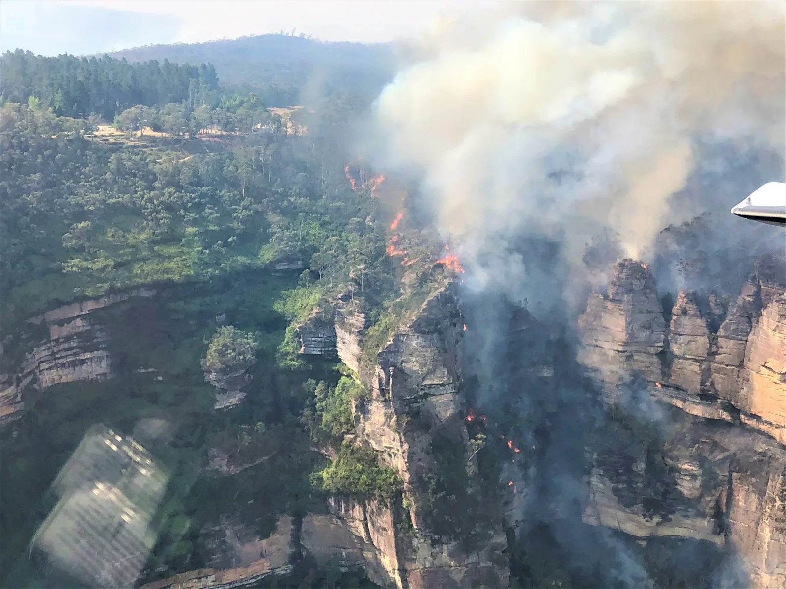 Vue aérienne d’un feu de brousse dans les Blue Mountains en Australie