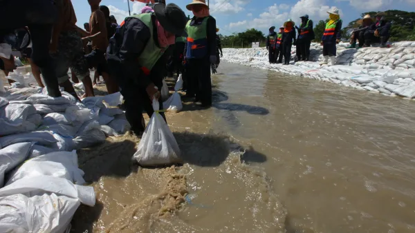 Des volontaires installent des sacs de sable contre les inondations à Bangkok en 2011, image d’archive