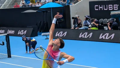 Le joueur américain Ben Shelton au service lors de l’Open d’Australie 2025