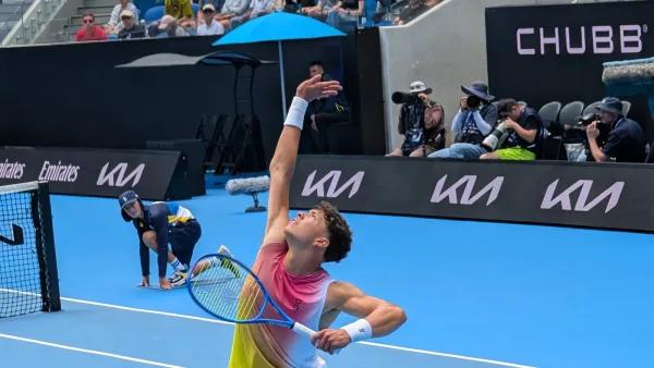 Le joueur américain Ben Shelton au service lors de l’Open d’Australie 2025