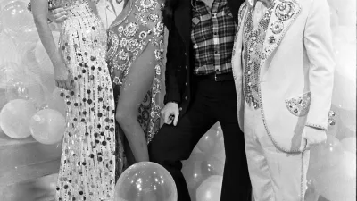Bob Mackie entouré de Bette Midler, Elton John, Cher et Flip Wilson en 1975