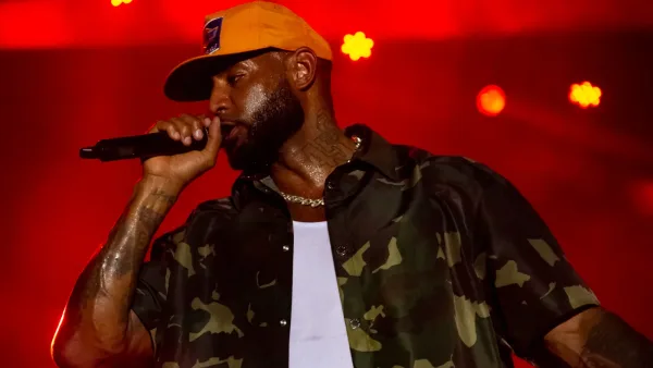 Le rappeur Booba sur scène au FEMUA à Abidjan en avril 2023
