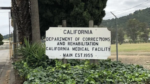Panneau à l’entrée du California Medical Facility à Vacaville
