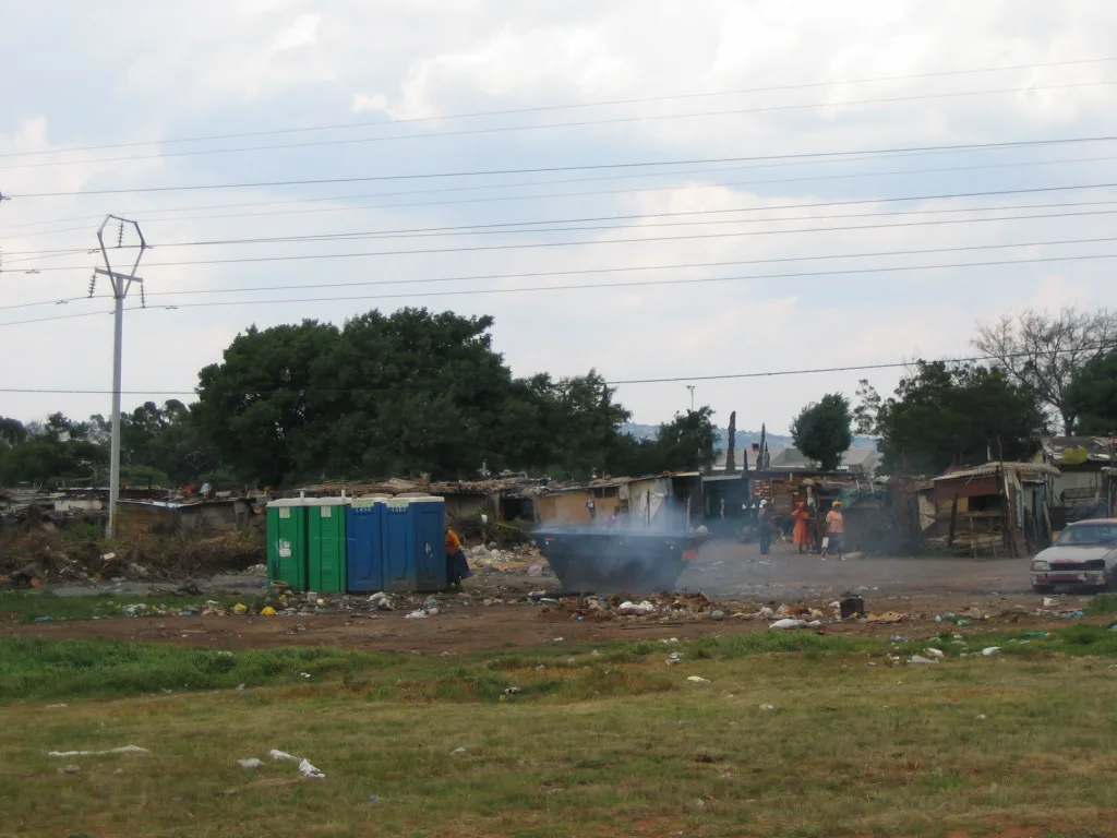 Déchets brûlés dans une zone de Johannesburg, en Afrique du Sud