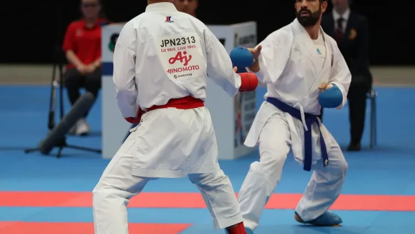 Deux karatékas lors d’un combat de kumité masculin