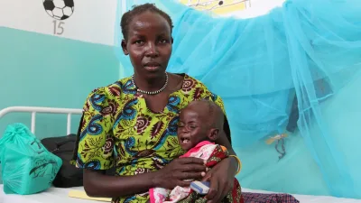 Mère kényane avec son enfant dans un hôpital, photo d’illustration de la maternité