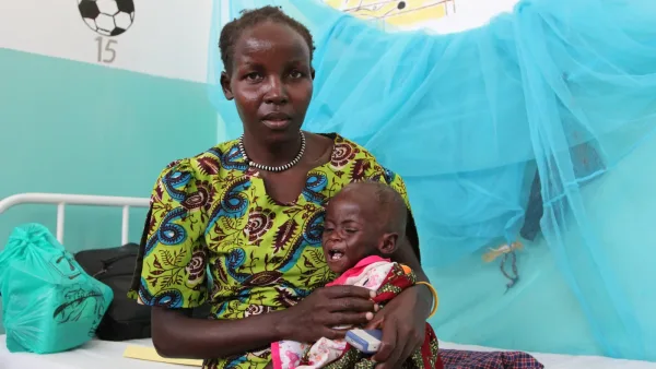 Mère kényane avec son enfant dans un hôpital, photo d’illustration de la maternité