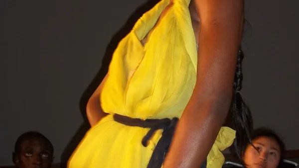Mannequin sur un podium de la London Fashion Week