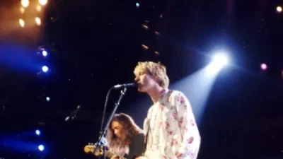 Kurt Cobain et Krist Novoselic de Nirvana aux MTV Video Music Awards en 1992