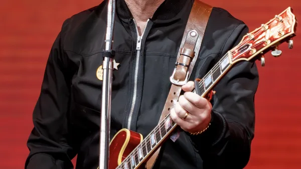 Noel Gallagher sur scène à Glastonbury en 2022