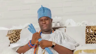 L’Ooni d’Ife Adeyeye Ogunwusi en tenue traditionnelle