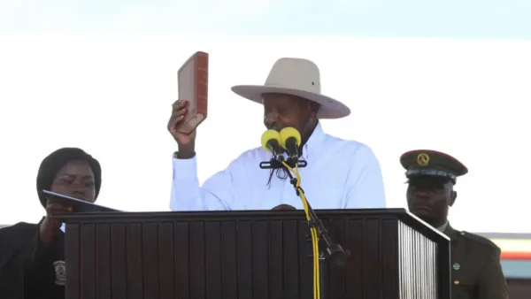 Le président ougandais et chef du Mouvement national de résistance (NRM), parti au pouvoir, Yoweri Museveni, brandit la Bible lors de sa prestation de serment après avoir été déclaré vainqueur de l'élection présidentielle du pays, prolongeant ainsi son règne de plusieurs décennies, au stade Kololo de Kampala, en Ouganda, le 12 mai 2026.